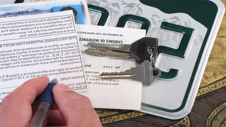 Plates 和 documents to register a car at the DMV